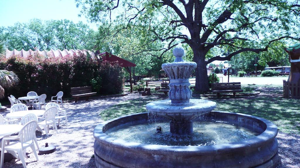 Rustic Creek Ranch Resort At North Jellystone Park Burleson Exterior photo