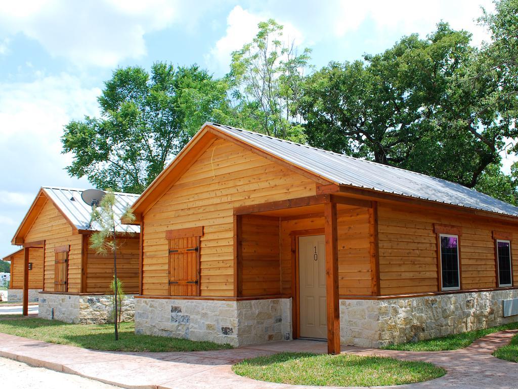Rustic Creek Ranch Resort At North Jellystone Park Burleson Exterior photo