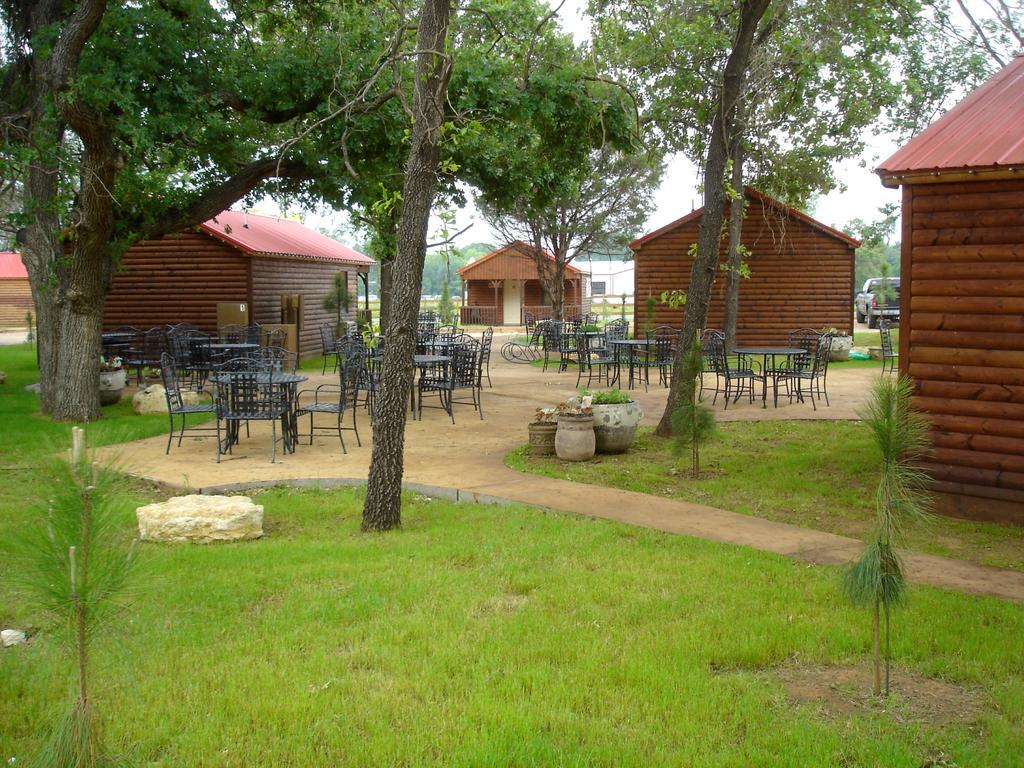 Rustic Creek Ranch Resort At North Jellystone Park Burleson Exterior photo