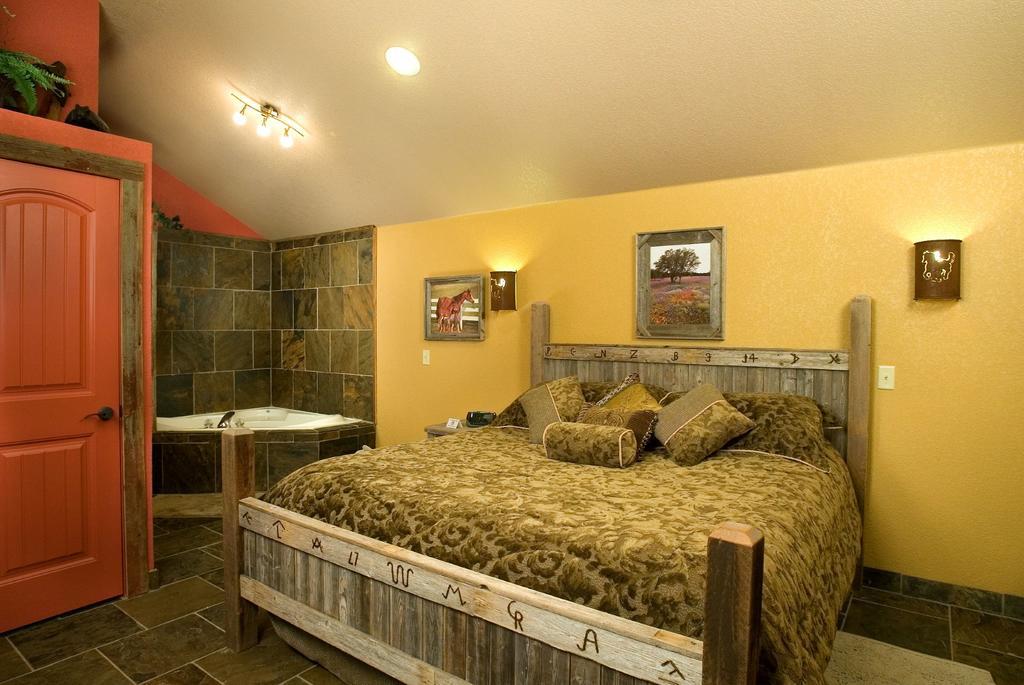 Rustic Creek Ranch Resort At North Jellystone Park Burleson Exterior photo