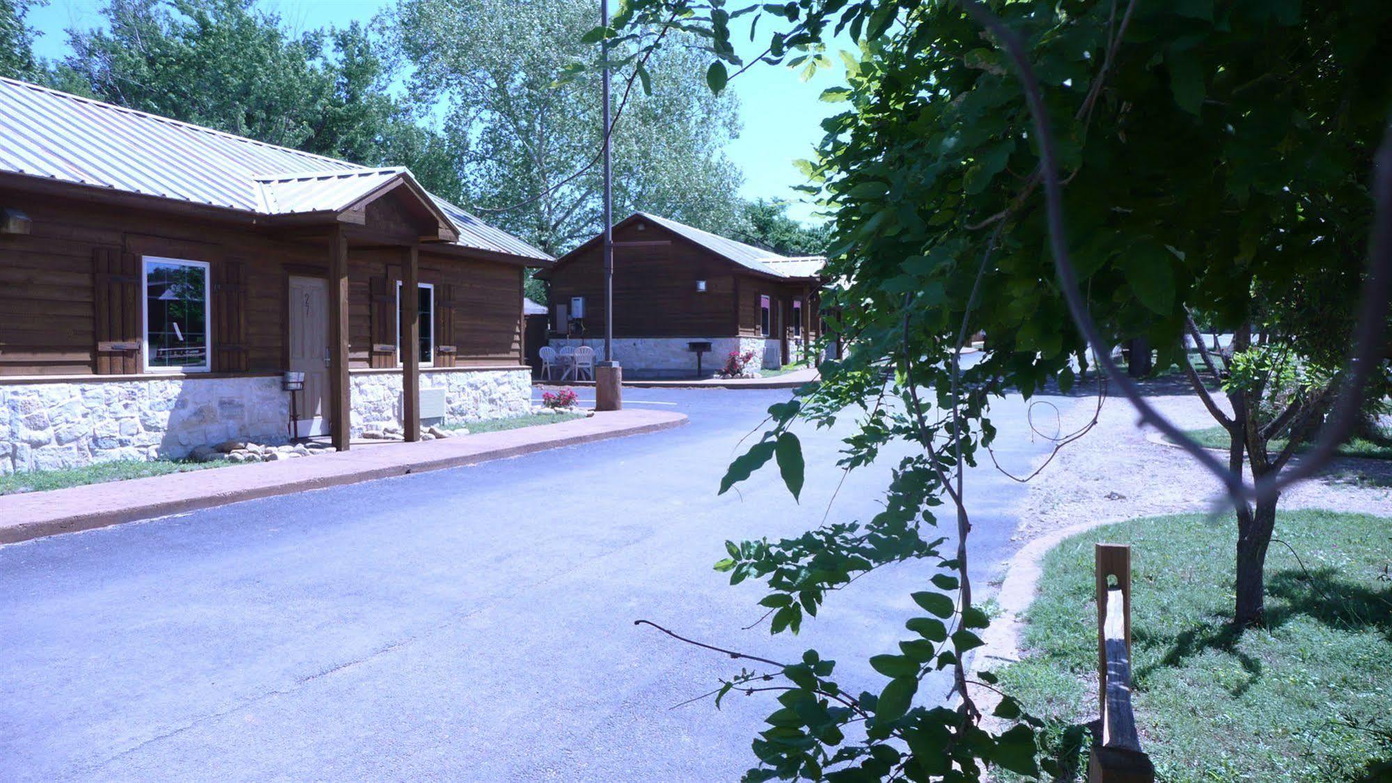 Rustic Creek Ranch Resort At North Jellystone Park Burleson Exterior photo