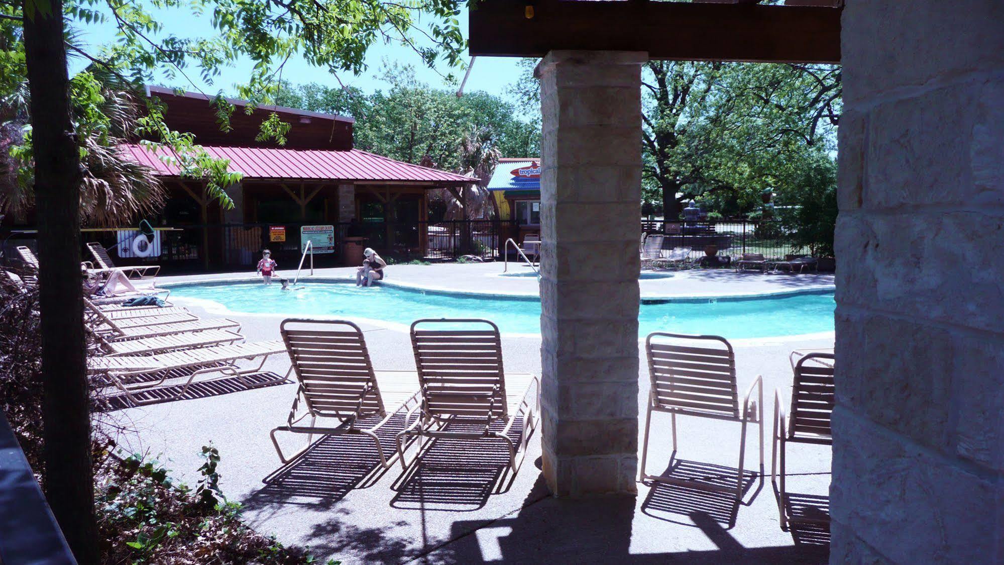 Rustic Creek Ranch Resort At North Jellystone Park Burleson Exterior photo