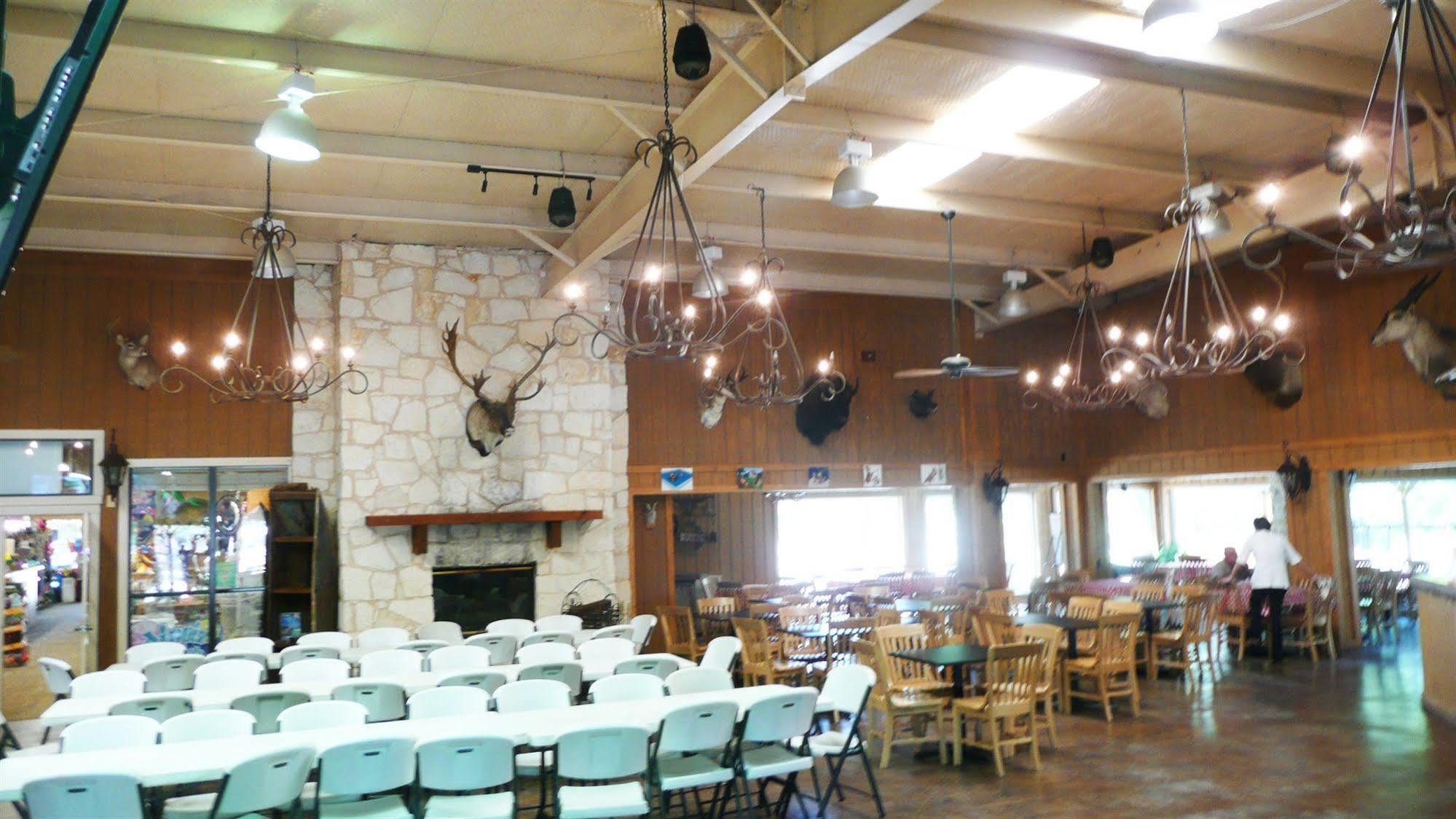 Rustic Creek Ranch Resort At North Jellystone Park Burleson Exterior photo